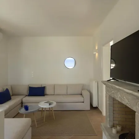 Stunning Beachfront 3br That Has It All! أمبيلاس